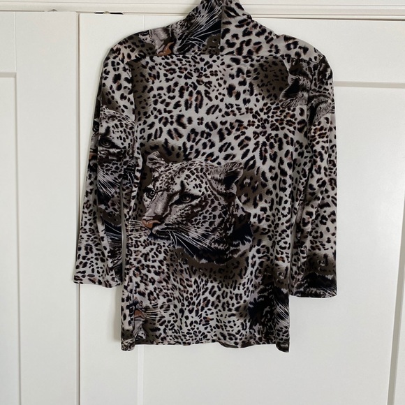 🌺 Animal Print V-Neck Top 🌺 - Picture 2 of 3